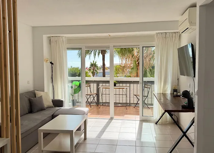 - Costa Del Sol * טורמולינוס